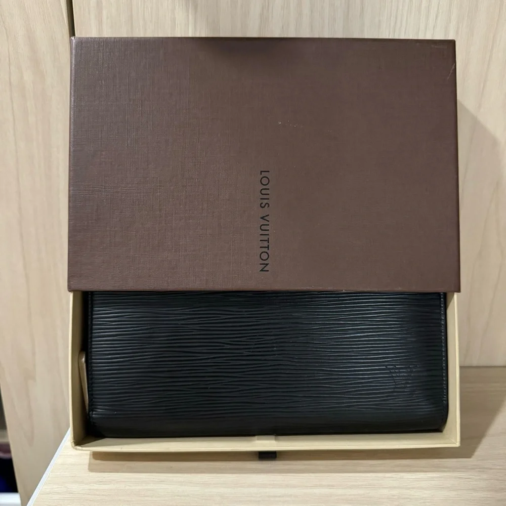 24 hour sale! Only $575 Beautiful Louis Vuitton Zippy Wallet - Picture 9 of 10